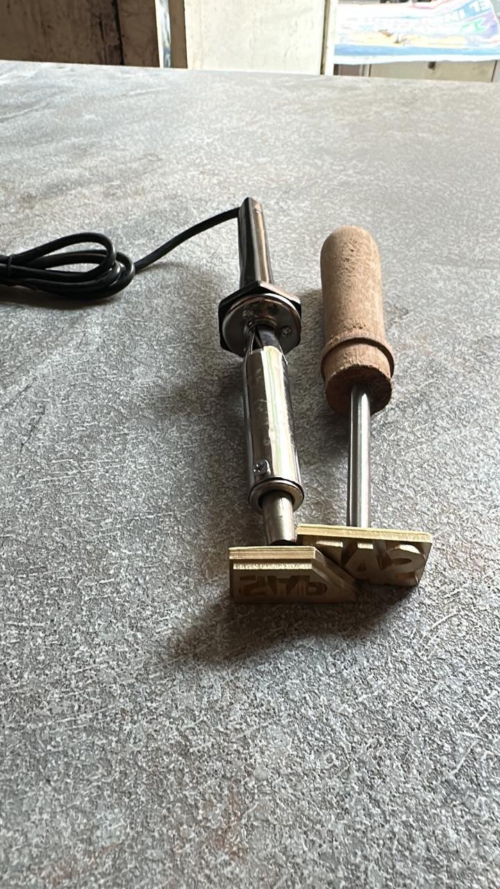 Hot stamping tool for customized surfaces